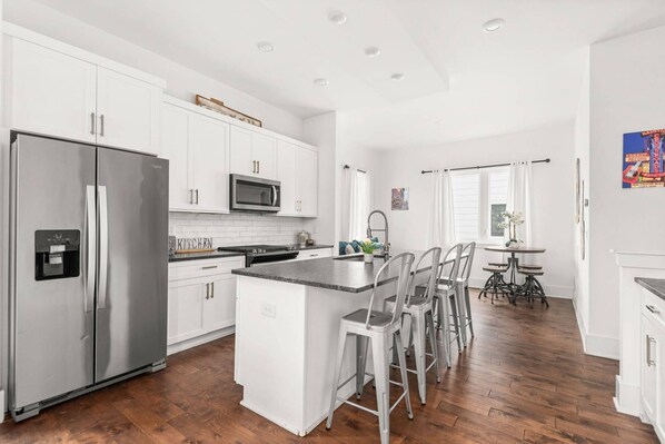 ثلاجة، ميكروويف، غسالة أطباق، ماكينة لصنع القهوة/الشاي