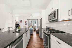 Frigorífico, microondas, lavavajillas y cafetera o tetera