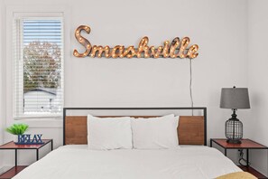 3 عدّة غرف نوم وخدمة الإنترنت وملاءات أسرّة