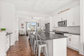 Fridge, microwave, dishwasher, coffee/tea maker - V831 ~ East Nashville Charm ~ 11 Beds ~ 4 miles to Downtown and Broadway ~ WiFi ~ Garage Parking (Nashville)