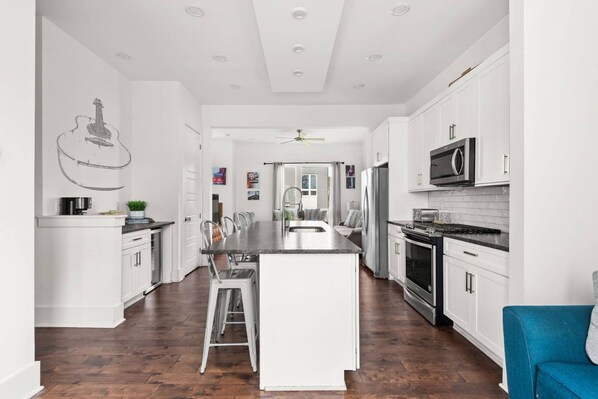 Fridge, microwave, dishwasher, coffee/tea maker - V831 ~ East Nashville Charm ~ 11 Beds ~ 4 miles to Downtown and Broadway ~ WiFi ~ Garage Parking (Nashville)