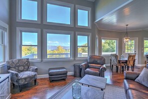 Televisión y chimenea 