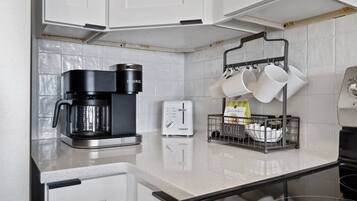 Een koelkast, een microgolfoven, een oven, een kookplaat