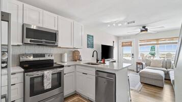 Een koelkast, een microgolfoven, een oven, een kookplaat