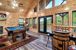 Game room - HUGE Heated Indoor Pool, 2 King Beds, A+ Location, Arcades, Fire Pit, Fast Wi-Fi (Sevierville)