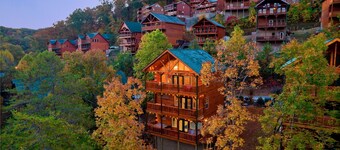 70" TV, HUGE Heated Indoor Pool, A+ Location, Arcades, Fire Pit, Fast Wi-Fi