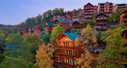 HUGE Heated Indoor Pool, 2 King Beds, A+ Location, Arcades, Fire Pit, Fast Wi-Fi