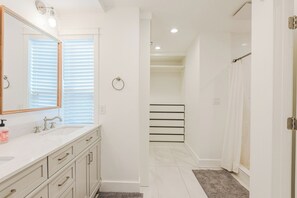 Ducha, secador de pelo, jabón y champú