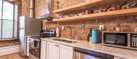 Refrigerador, microondas, horno y parrilla de estufa