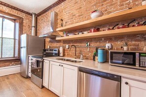 ثلاجة، ميكروويف، فرن، موقد طهي مسطح