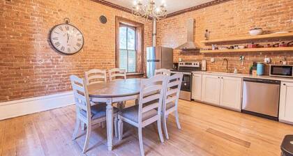 Rustic Downtown Retreat – Cozy Beds & Central Loc