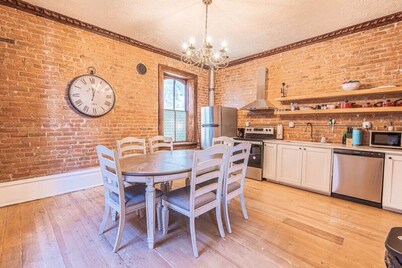 Rustic Downtown Retreat – Cozy Beds & Central Loc