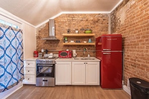 Frigorífico, microondas, horno y placa de cocina