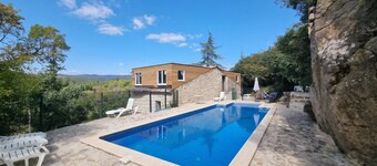 Holiday house for 12 guests with private pool