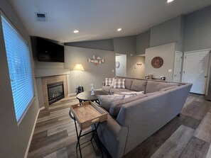 Smart TV, fireplace - Comfortable home near Outlets, Wineries and Tulip Festival (Woodburn)