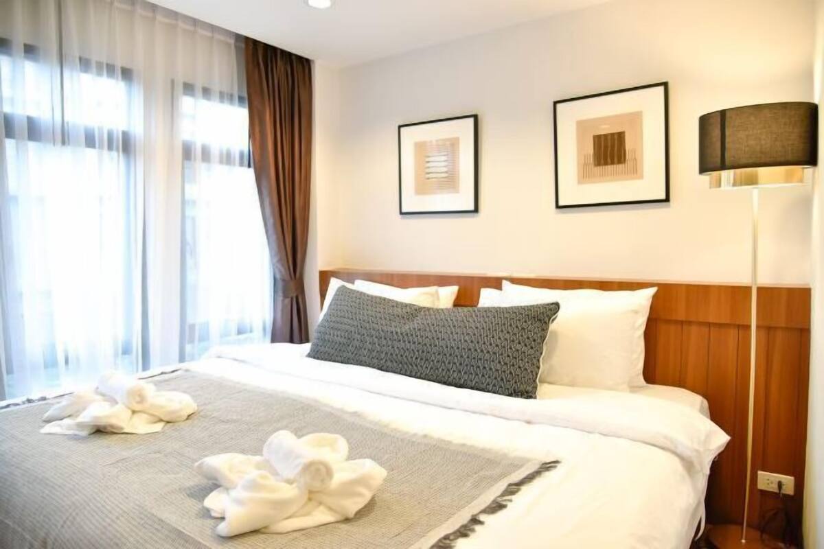 Minibar, truy cập Internet không dây miễn phí, bộ trải giường 