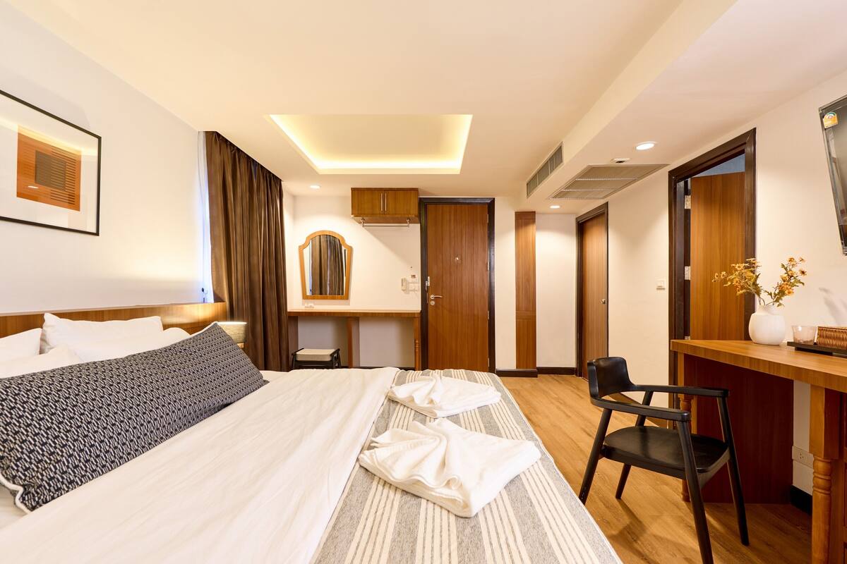 Minibar, truy cập Internet không dây miễn phí, bộ trải giường 