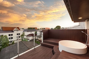 Family Studio Suite, 2 Bedrooms | Jetted tub