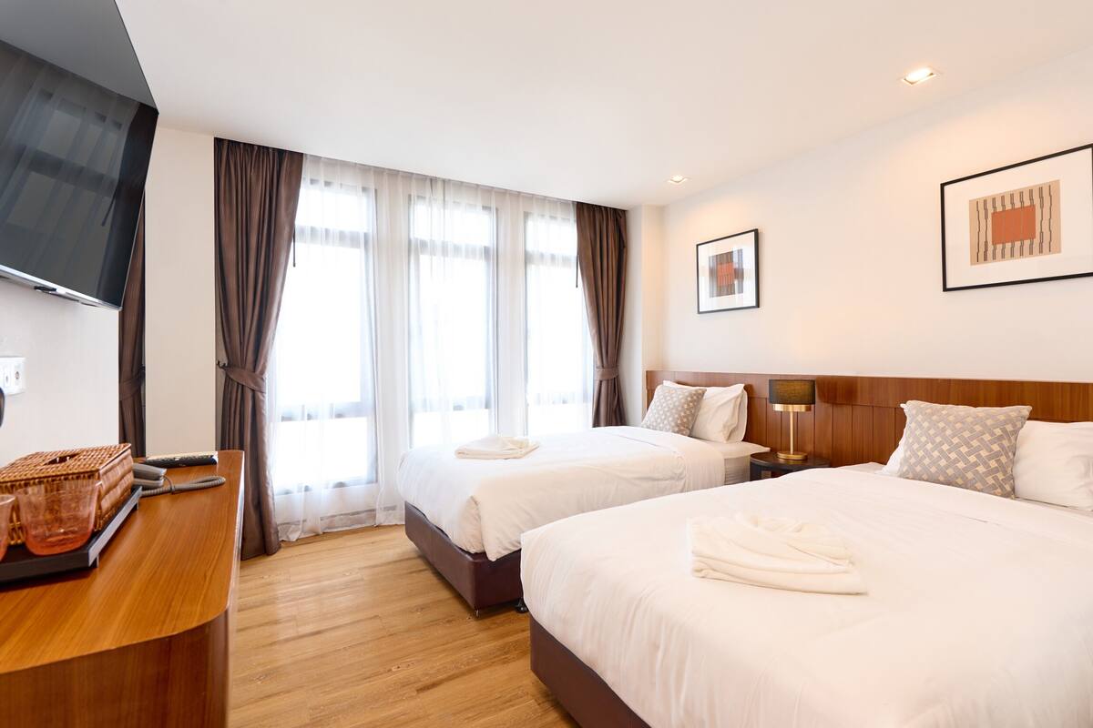 Minibar, truy cập Internet không dây miễn phí, bộ trải giường 
