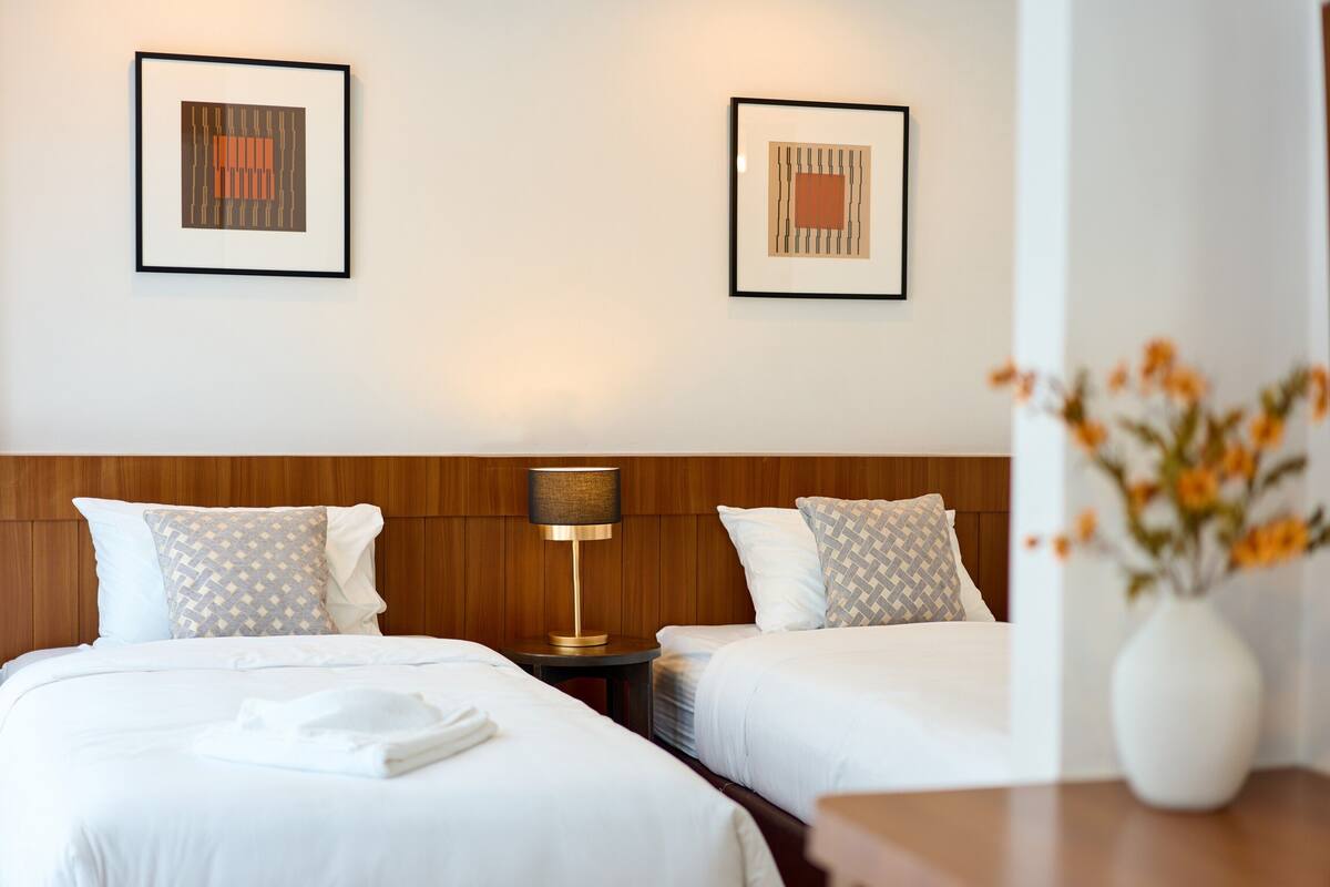 Minibar, truy cập Internet không dây miễn phí, bộ trải giường 