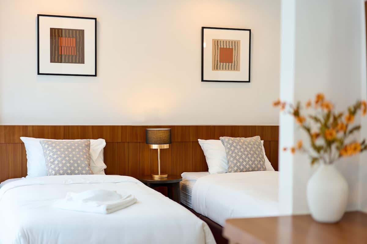 Minibar, wifi gratis y ropa de cama