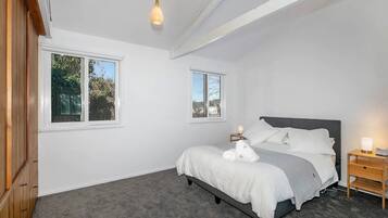 3 bedrooms, desk, iron/ironing board, free WiFi