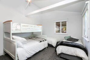 3 slaapkamers, een bureau, een strijkplank/strijkijzer, gratis wifi