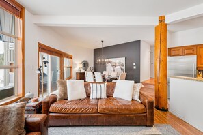 Smart-TV, peis, bøker og stereoanlegg