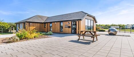 تناول الطعام بالخارج