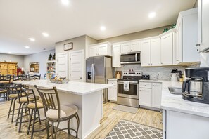 Refrigerador, microondas, placa de cocina, lavavajillas