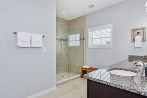 Combined shower/bathtub, hair dryer, towels, shampoo - So Close to All the Amenities! Free Rounds of Golf! Dog Friendly-Ping Pong Table-2 Pools-Beach Club! (Pensacola)