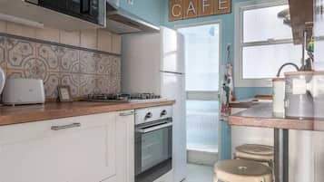 Refrigerador, microondas, tostadora, utensilios de cocina