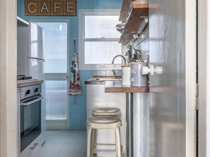 Fridge, microwave, toaster, cookware/dishes/utensils - Live the charms of Seville in Triana (Sevilla)