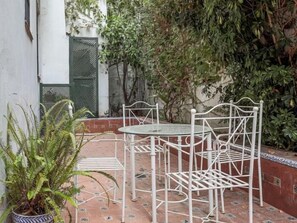 Outdoor dining - Susona - Oasis of peace in Santa Cruz neighborhood (Sevilla)
