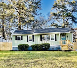 Exterior - GROVE PARK- ‘Newly Renovated’ home- just mins from Midtown/Downtown Atlanta.  (Atlanta)