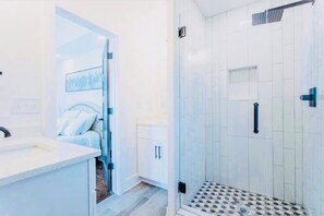 Combined shower/bathtub, hair dryer, towels, soap - GROVE PARK- ‘Newly Renovated’ home- just mins from Midtown/Downtown Atlanta.  (Atlanta)