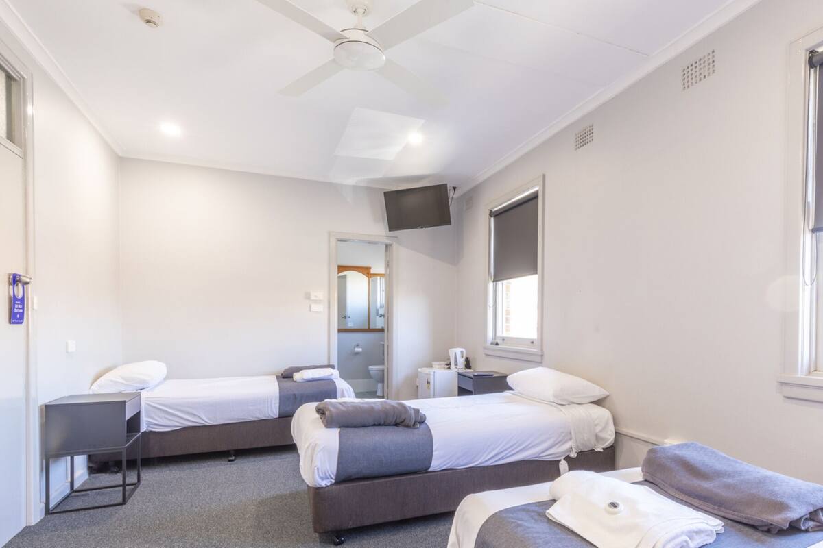 Standard-Vierbettzimmer | Bügeleisen/Bügelbrett, kostenloses WLAN, Bettwäsche