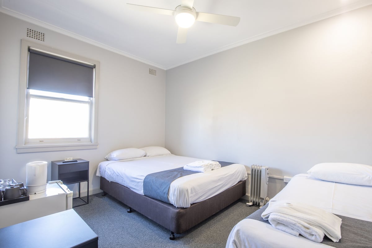 Standard-Dreibettzimmer | Bügeleisen/Bügelbrett, kostenloses WLAN, Bettwäsche