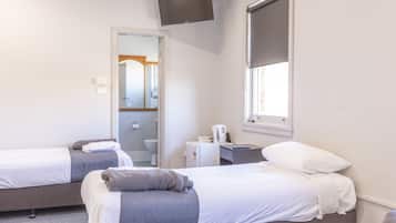 Habitación cuádruple estándar | Tabla de planchar con plancha, wifi gratis y ropa de cama