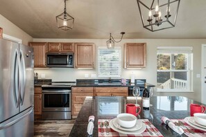 Fridge, microwave, dishwasher, coffee/tea maker - *New Listing* Beautiful lake view home with shared lake access, gas grill and amazing views (Florence)