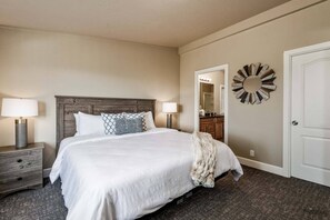 3 bedrooms, WiFi - *New Listing* Beautiful lake view home with shared lake access, gas grill and amazing views (Florence)