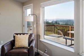 TV - *New Listing* Beautiful lake view home with shared lake access, gas grill and amazing views (Florence)