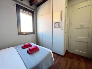 1 chambre, fer et planche à repasser, accès Internet, draps fournis