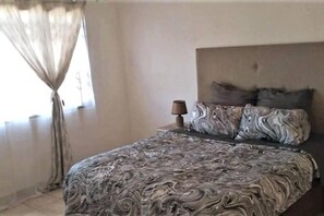 3 bedrooms, desk, iron/ironing board, free WiFi
