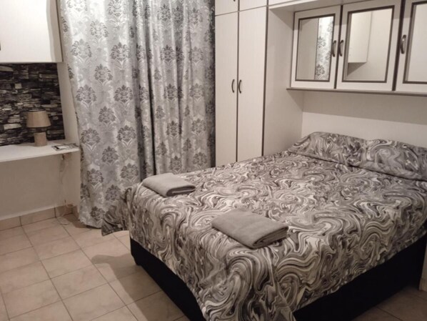 3 bedrooms, desk, iron/ironing board, free WiFi