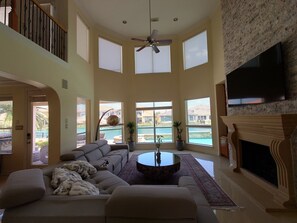 Smart TV, fireplace - Lakeview Luxury House (Houston)