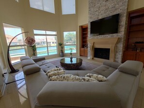 Smart TV, fireplace