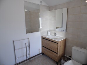 Dusche, Handtücher, Toilettenpapier