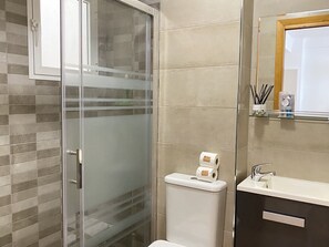 Dusj, hårføner og håndklær