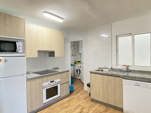 Refrigerador, microondas, horno y lavavajillas